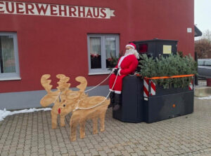 Ein Blitzeranhänger als weihnachtlicher Schlitten mit Rentieren dekoriert.